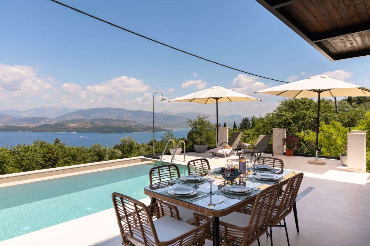 Covered terrace with outdoor dining